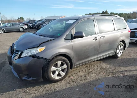 2014 Toyota Sienna Le V6 8 Passenger z USA, uszkodzony, nr VIN 5TDKK3DC7ES444442